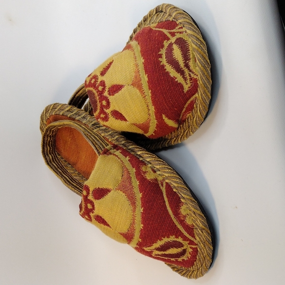 Slippers - Picture 1 of 3